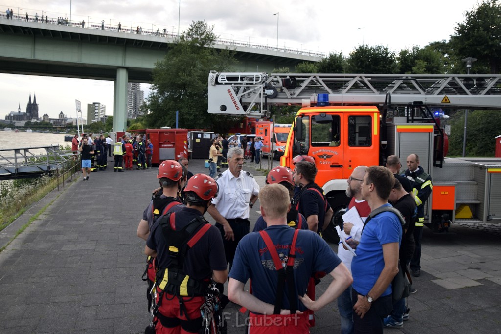 Koelner Seilbahn Gondel blieb haengen Koeln Linksrheinisch P744.JPG - Miklos Laubert